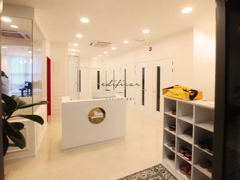 화이트톤 미니멀 피아노학원 리셉션 인테리어